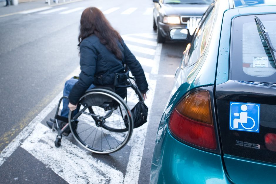 Su kokiomis problemomis susiduria negalią turintys vairuotojai?