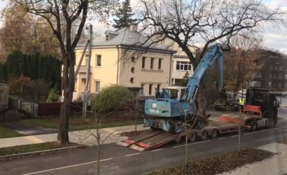 Nuo suniokotos tarpukario vilos pagaliau patraukta sunkioji technika (vaizdo įrašas)