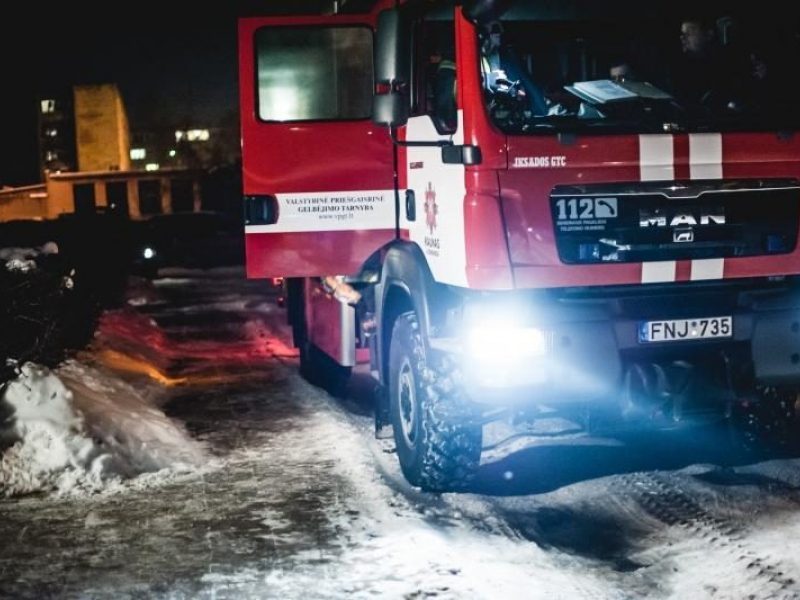 Tragedija Vilniaus rajone: gaisras statybiniame vagonėlyje nusinešė vyro gyvybę
