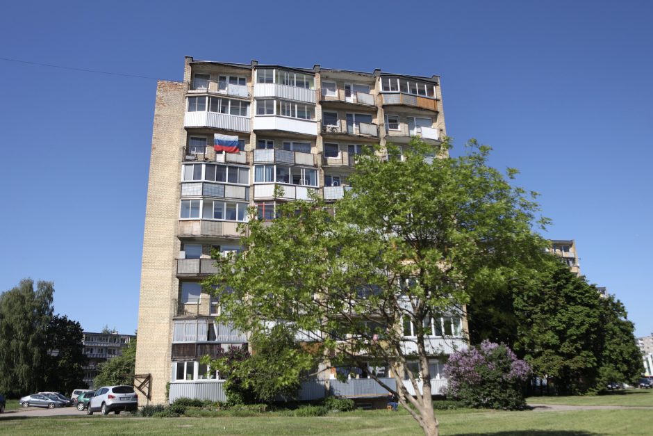 Kauniečius papiktino Rusijos vėliava ant daugiabučio balkono: po pareigūnų vizito jos nebeliko
