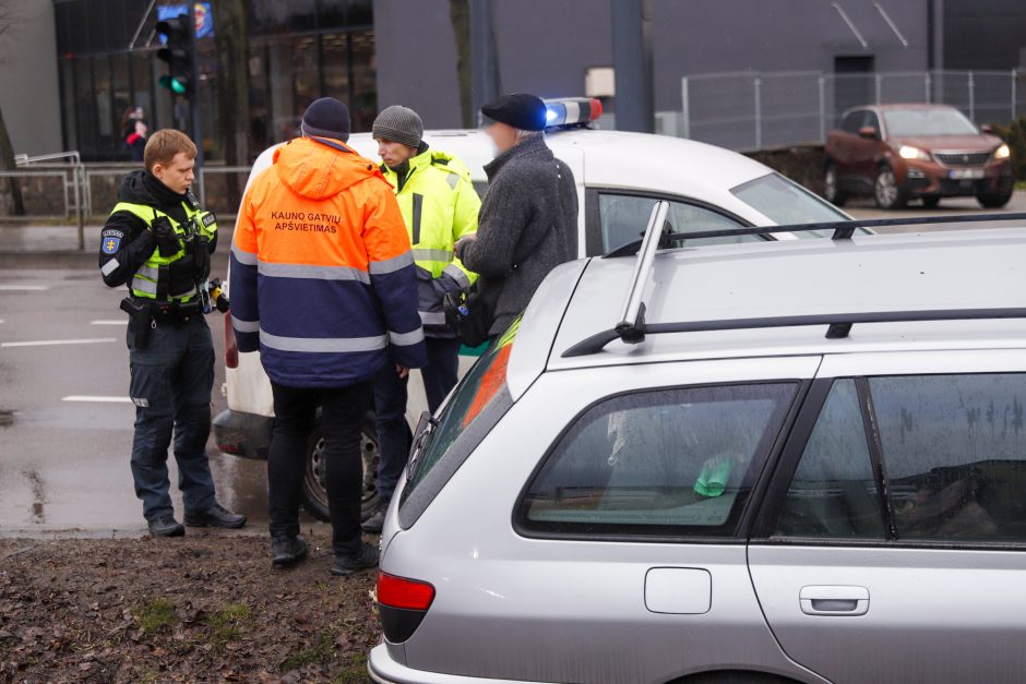 Po avarijos Šančiuose „Peugeot“ atsidūrė ant bėgių