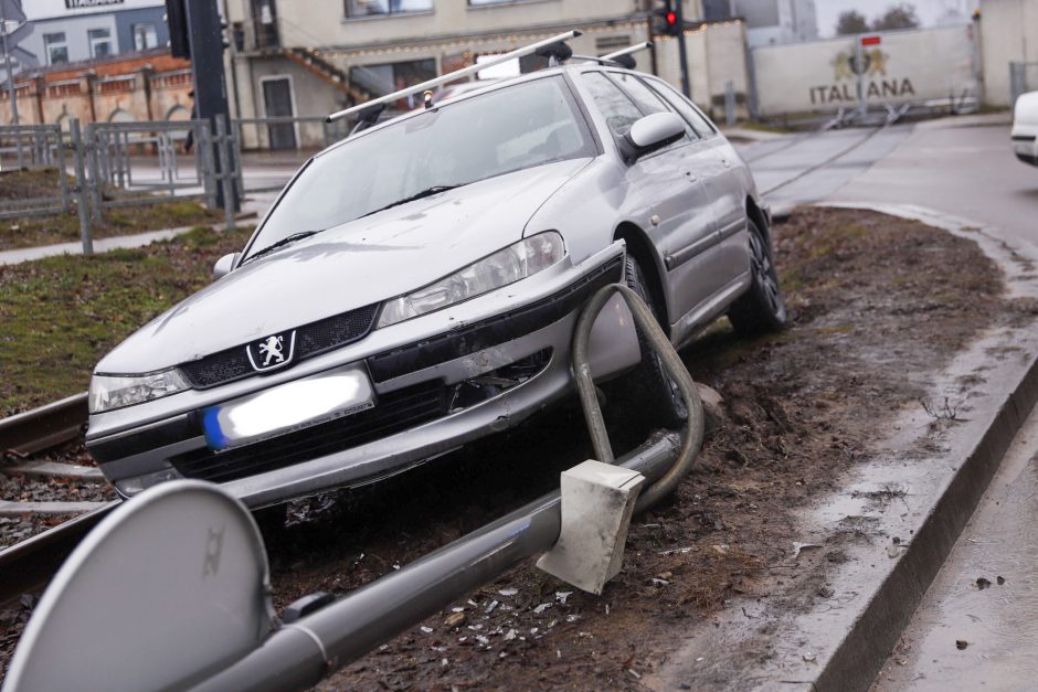 Po avarijos Šančiuose „Peugeot“ atsidūrė ant bėgių