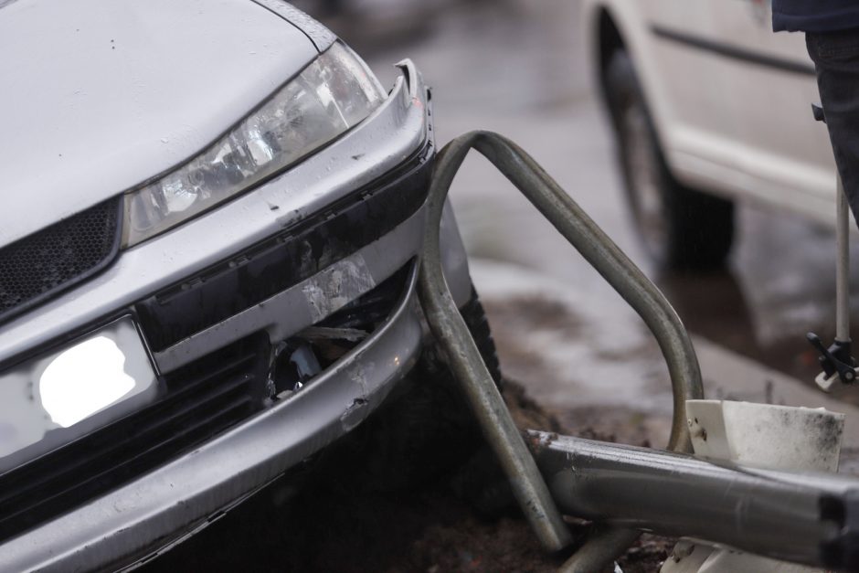 Po avarijos Šančiuose „Peugeot“ atsidūrė ant bėgių