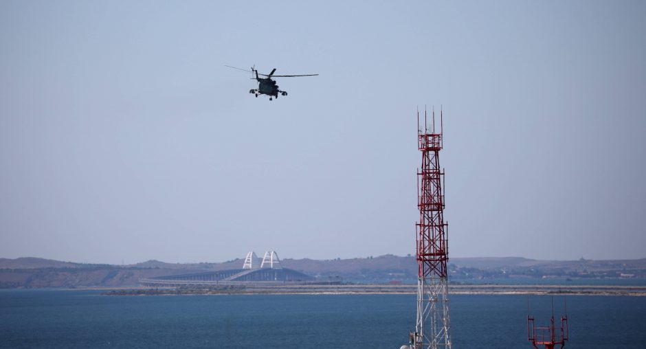 Rusija sako sunaikinusi tris Ukrainos povandeninius dronus, besitaikiusius į Krymo tiltą
