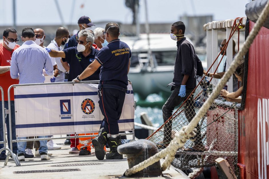 Prie Italijos krantų sudužus dviem laivams dingo mažiausiai 30 migrantų