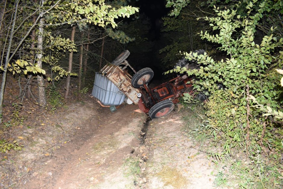 Prienų rajone apvirtus traktoriui žuvo jį vairavęs vyras