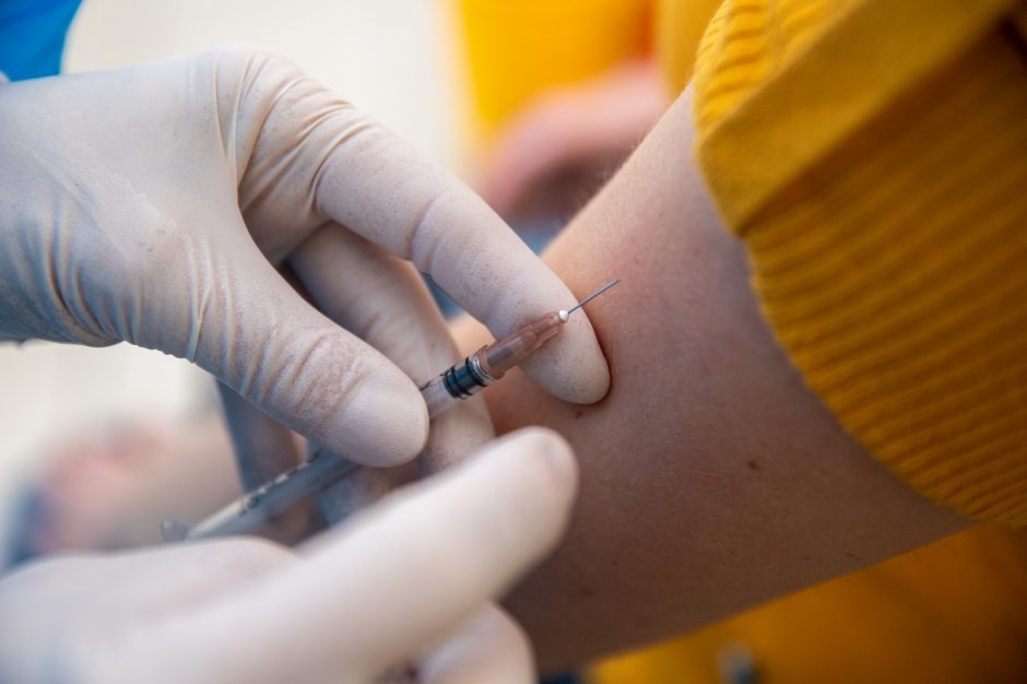 JAV silpno imuniteto asmenims rekomenduojama skiepytis trečia vakcinos nuo COVID-19 doze
