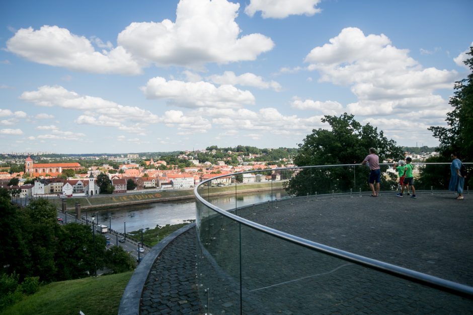 Už milijoną eurų rekonstruotoje Aleksoto apžvalgos aikštelėje defektai bado akis