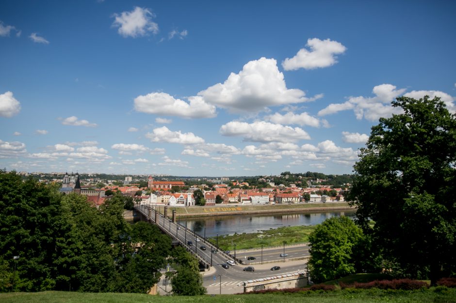 Už milijoną eurų rekonstruotoje Aleksoto apžvalgos aikštelėje defektai bado akis