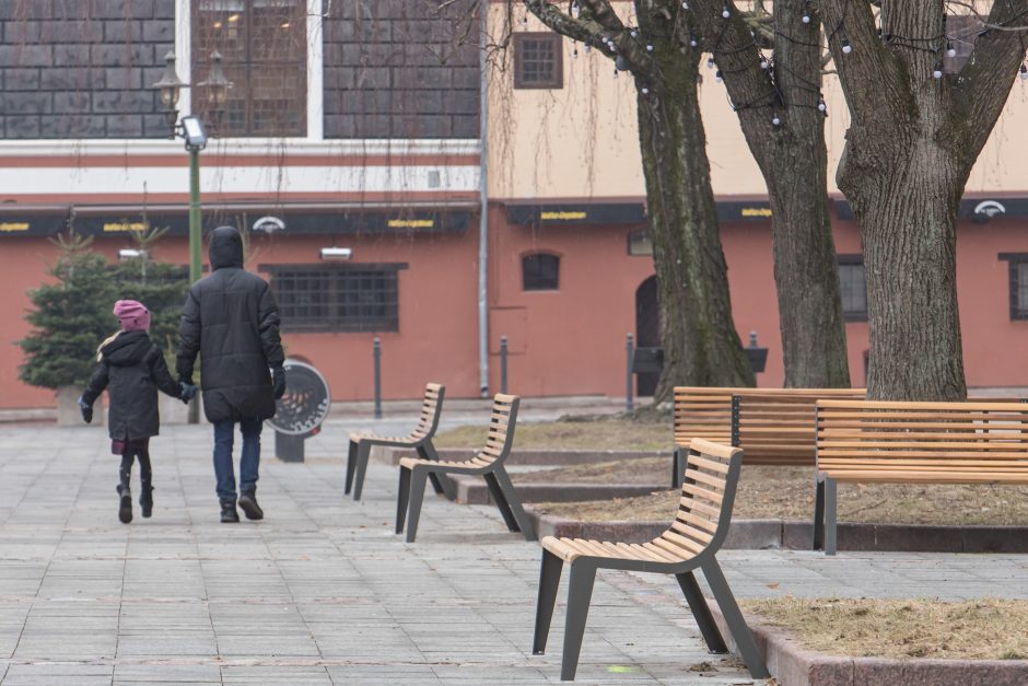 Vilniaus gatvėje – naujovės: atsirado suoliukai ir šiukšliadėžės