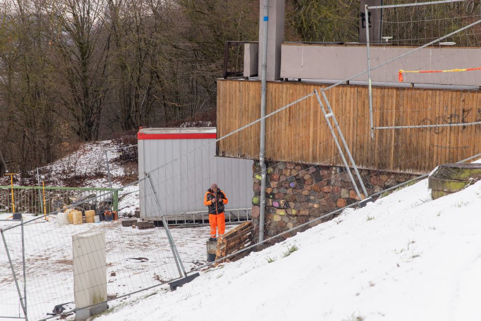 Į saugumą nusispjaut: Trijų mergelių tiltas uždarytas, bet žmonės vis tiek juo vaikšto