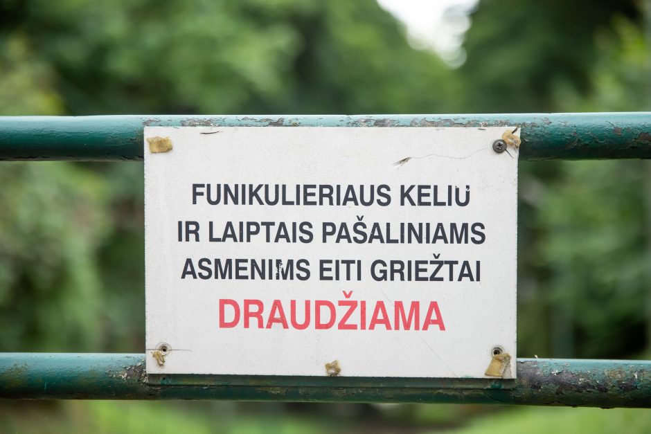 Vandalai neaplenkė paveldinio Žaliakalnio funikulieriaus: įsilaužė, išdaužė ir bandė pasivažinėti