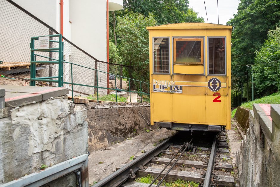 Vandalai neaplenkė paveldinio Žaliakalnio funikulieriaus: įsilaužė, išdaužė ir bandė pasivažinėti