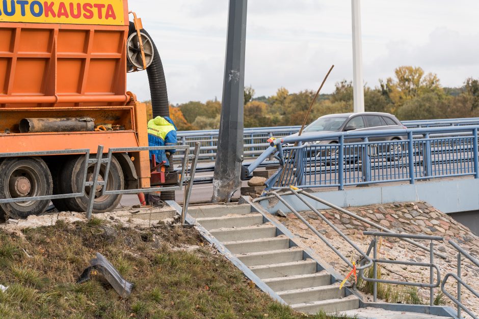 Sunkios Panemunės tiltą apgriovusios užsienietės pagirios: startavo prie vienos Šančių parduotuvės