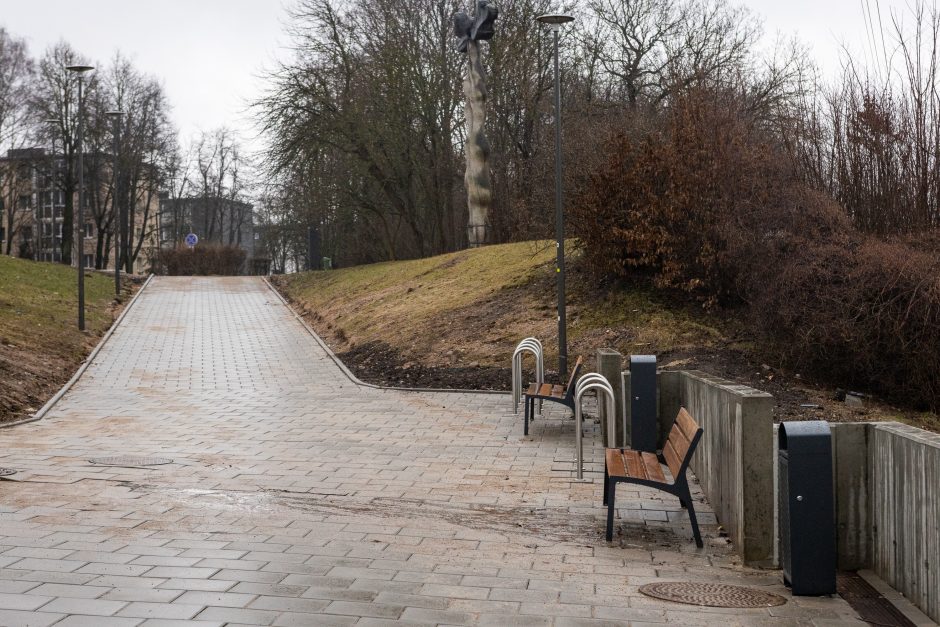 Vėl pirštu beda į Trijų mergelių tilto defektus: jei taip toliau, viskas bus sulopyta