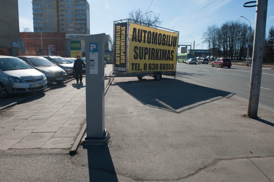 Nelegali reklama klesti toliau: senus automobilius pakeitė priekabos