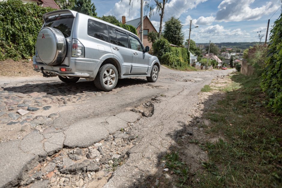 Po „Kauno dienos“ publikacijos išliejo apmaudą: istorinį grindinį naikina asfaltu