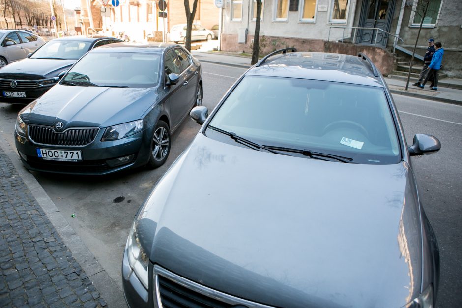 Cinizmas: net prabangių automobilių vairuotojai apsimeta neįgaliaisiais?