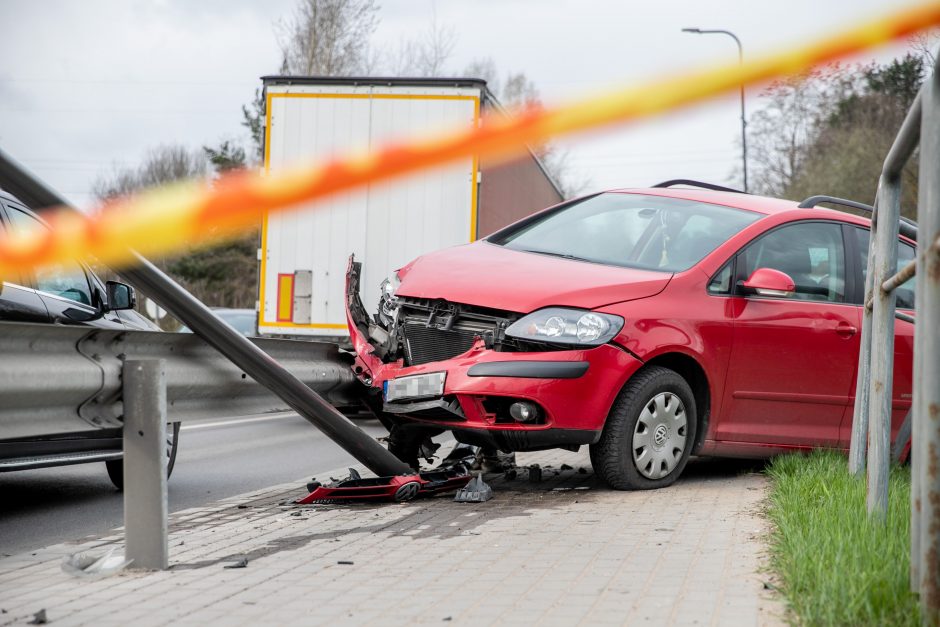 Prie Kauno hidroelektrinės ant atitvaro pavojingai pakibo moters vairuojamas „Volkswagen“ 