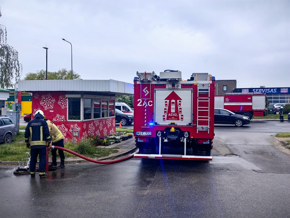 Šilainiuose degė autoservisas: nukentėjo stogas, ant kurio buvo įrengta saulės baterija