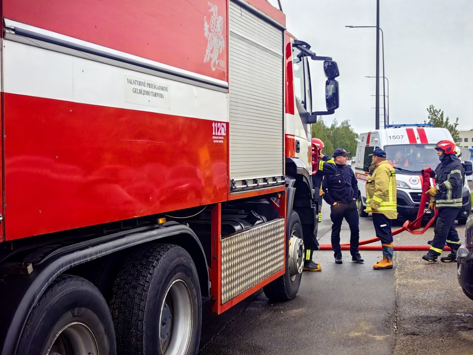 Šilainiuose degė autoservisas: nukentėjo stogas, ant kurio buvo įrengta saulės baterija