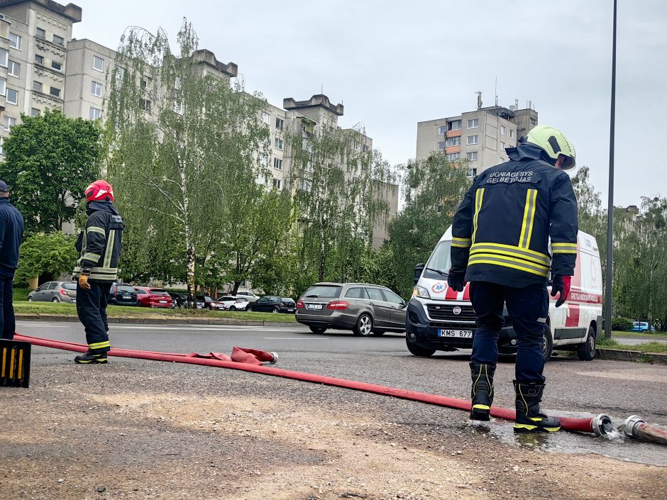 Šilainiuose degė autoservisas: nukentėjo stogas, ant kurio buvo įrengta saulės baterija