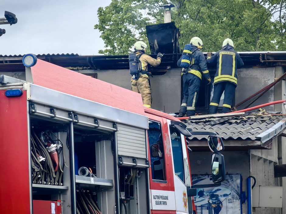 Šilainiuose degė autoservisas: nukentėjo stogas, ant kurio buvo įrengta saulės baterija