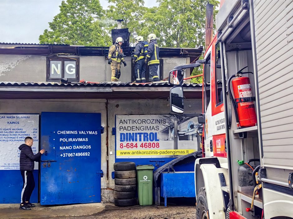 Šilainiuose degė autoservisas: nukentėjo stogas, ant kurio buvo įrengta saulės baterija