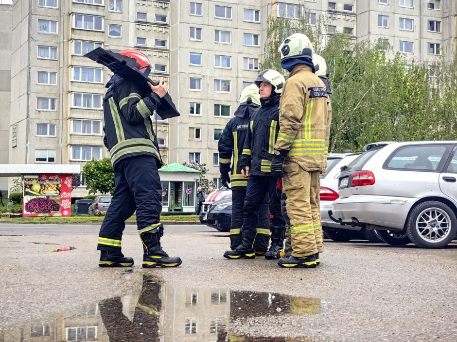 Šilainiuose degė autoservisas: nukentėjo stogas, ant kurio buvo įrengta saulės baterija