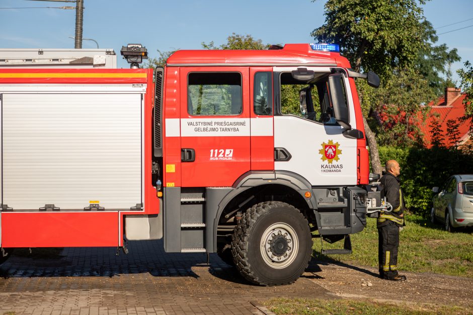 Gaisras Vilijampolėje: degė pastatai ir automobilis