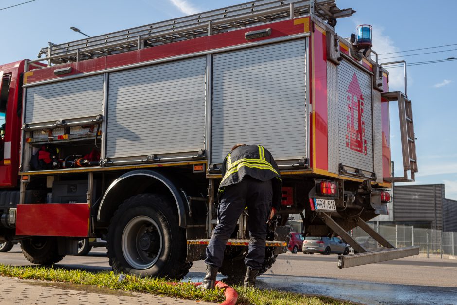 Gaisras Vilijampolėje: degė pastatai ir automobilis