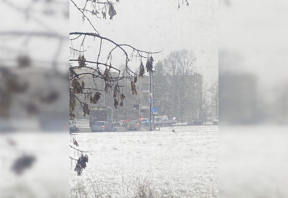Sniegas pridarė bėdų: per avarijas Kaune nukentėjo ir vaikai, ir suaugusieji