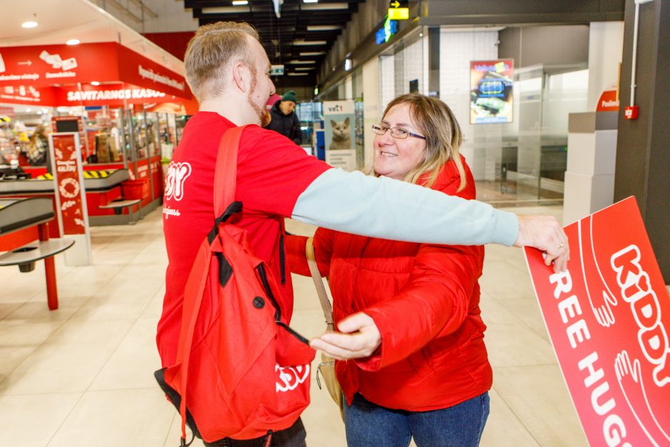 Autobusų stotyje – saldūs apkabinimai