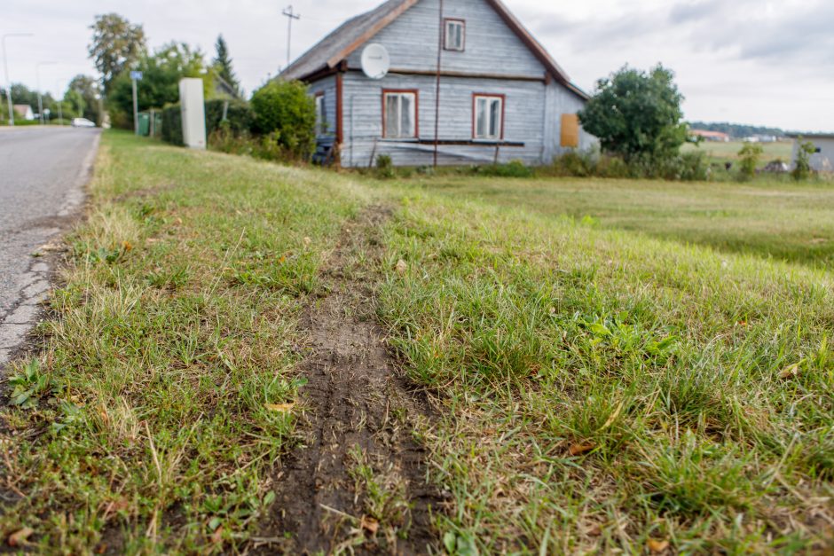 Į namą atsitrenkęs ir du žmones sužalojęs pradedantis vairuotojas: norėjau išmesti per langą snarglį