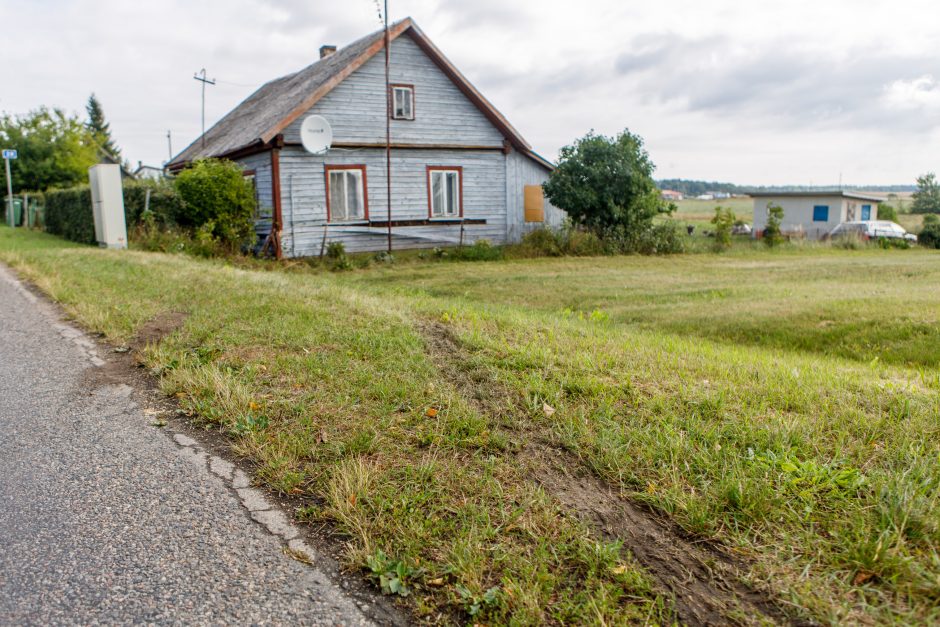 Į namą atsitrenkęs ir du žmones sužalojęs pradedantis vairuotojas: norėjau išmesti per langą snarglį