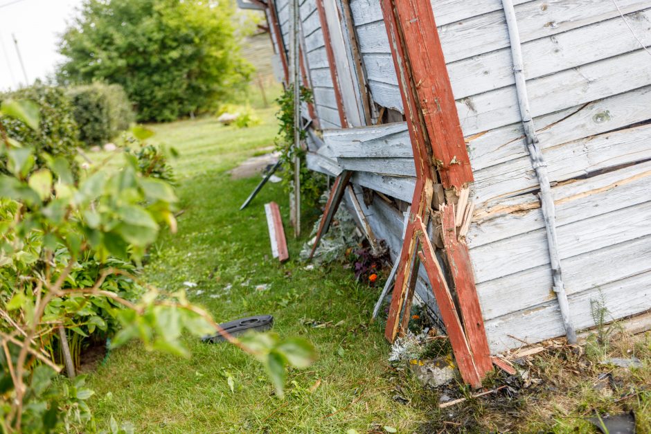 Į namą atsitrenkęs ir du žmones sužalojęs pradedantis vairuotojas: norėjau išmesti per langą snarglį