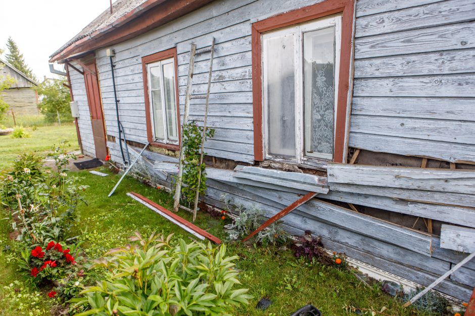 Į namą atsitrenkęs ir du žmones sužalojęs pradedantis vairuotojas: norėjau išmesti per langą snarglį