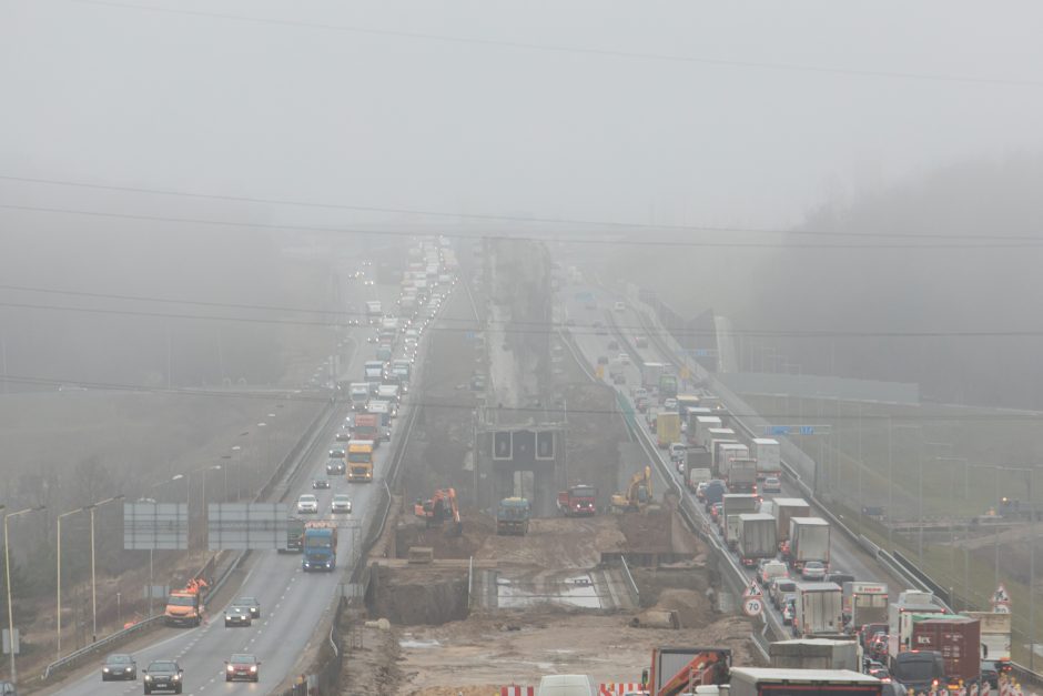 Kleboniškio tilto griūtis: baiminamasi, kad gali dar lūžti, koreguojamos eismo schemos