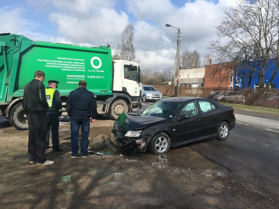 Būna ir taip: avarija įvyko, nes vairuotojai saulė užstojo šiukšliavežį