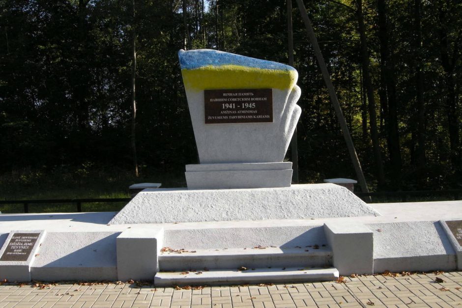 Ant paminklo sovietų kariams – Ukrainos vėliava