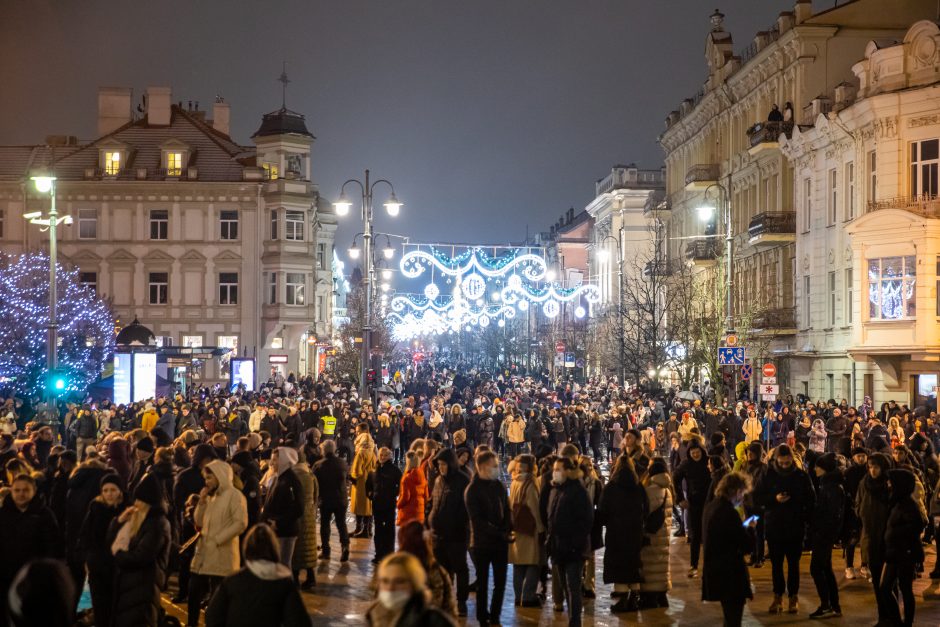 Vilniečiai nepaisė prašymo eglės įžiebimą stebėti namuose: minios suplūdo į Katedros aikštę