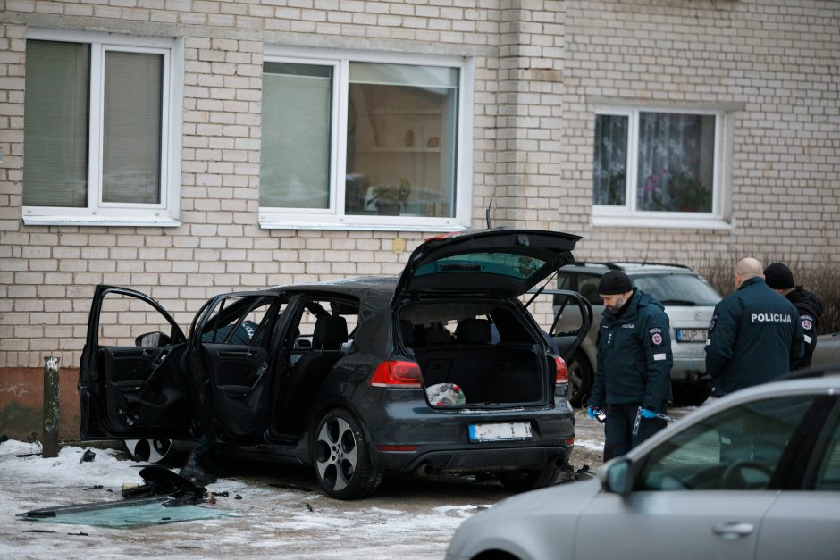 Kaune, daugiabučio kieme, sprogo „VW Golf“