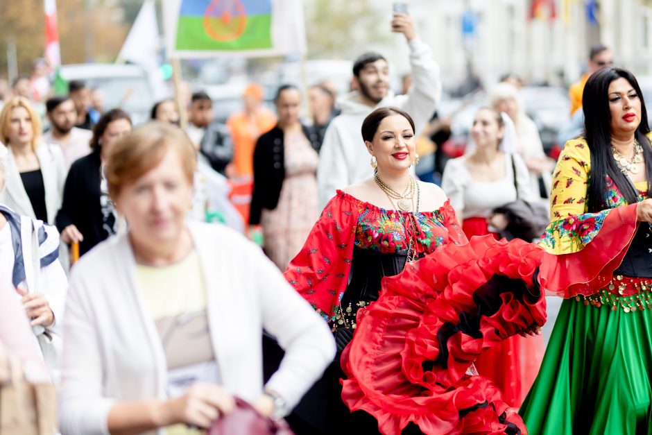 Teatrališka romų eisena su žirgais