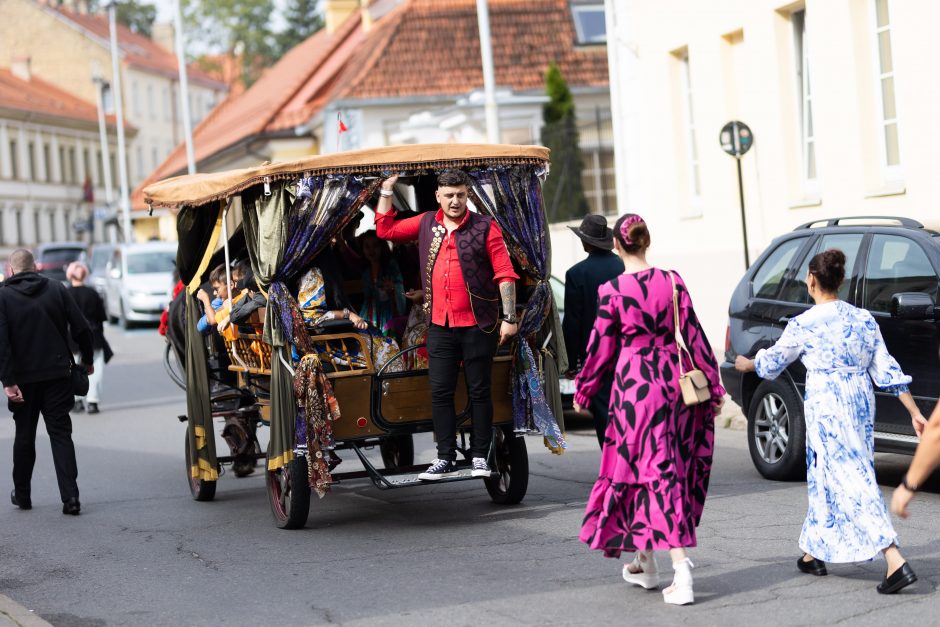 Teatrališka romų eisena su žirgais