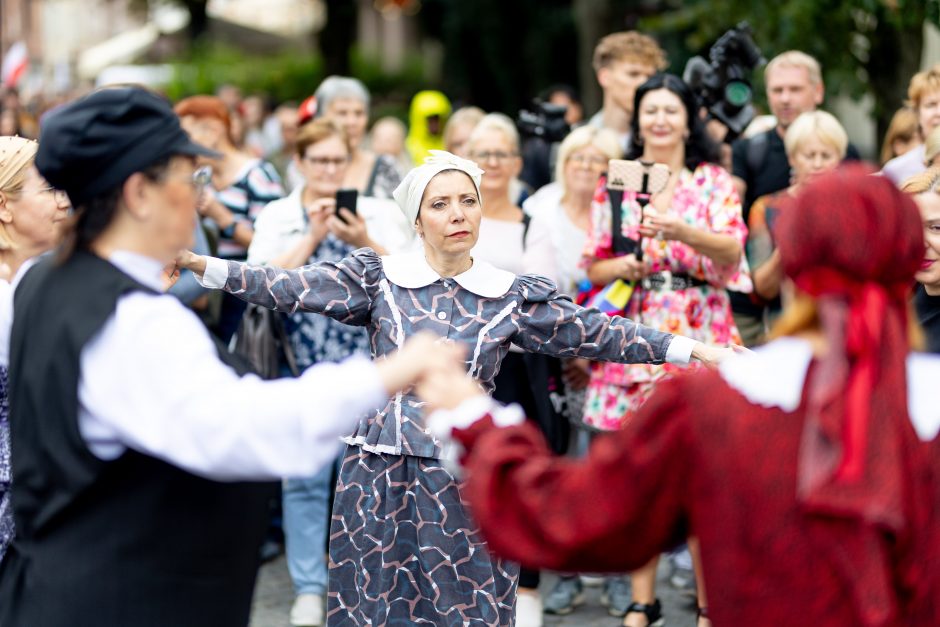 Teatrališka romų eisena su žirgais