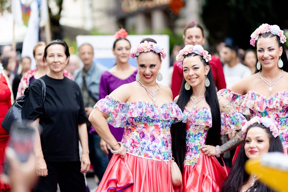 Teatrališka romų eisena su žirgais