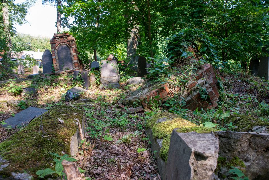 Žaliakalnio senosiose žydų kapinėse – daugiau tvarkos