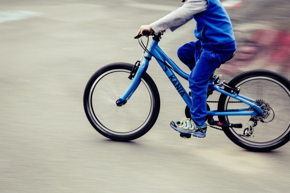 Panevėžio rajone lūžus dviračio rėmui susižalojo vaikas ir jo tėvas