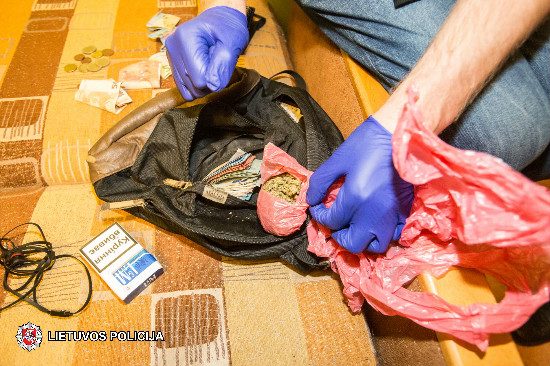 Policijos sulaikomas jaunuolis prarijo maišelį su narkotikais