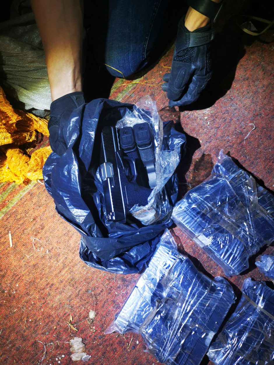 „Aro“ pareigūnai ant asfalto išguldė tris vyrus: viskas dėl rasto didelio kiekio ginklų